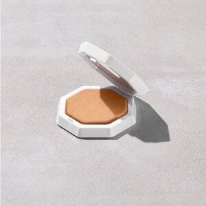 ✨ Fenty Beauty Demi’Glow Light-Diffusing Highlighter – Loose Change 04